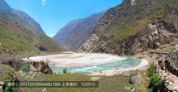 對(duì)marsyangdi河全景；西藏；尼泊爾。
