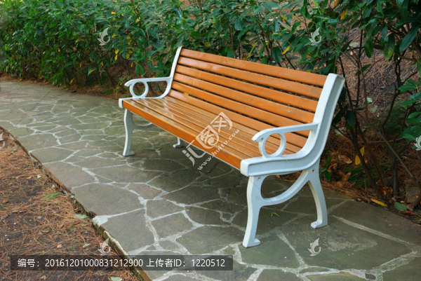 在公園長椅上