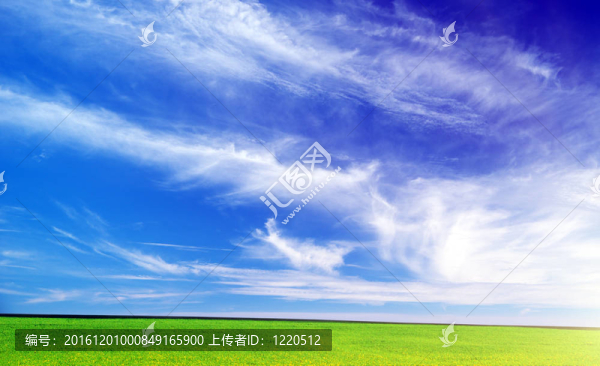 平原和深藍(lán)色的天空