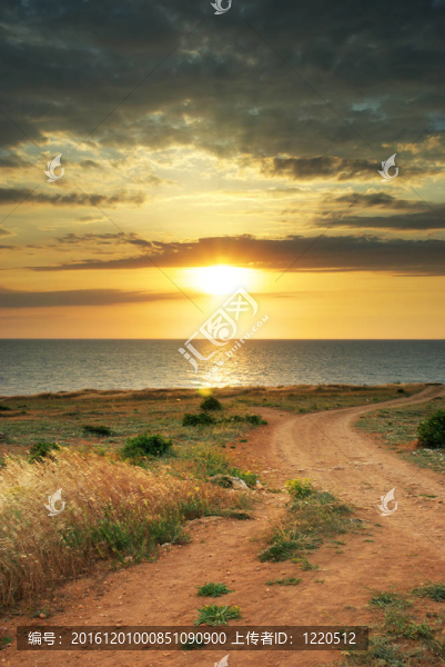夏日的夕陽(yáng)。