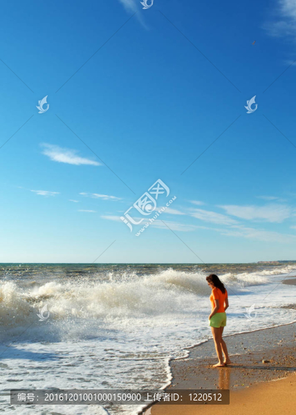 海灘上的女孩。