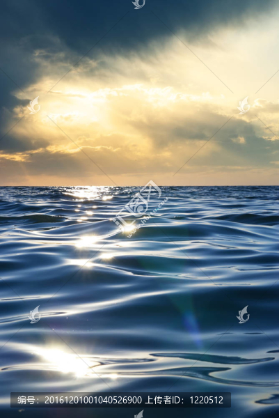 日落的波浪。