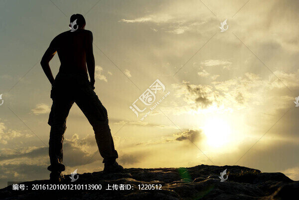 山上人的剪影。