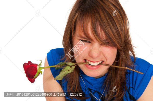 美麗生氣的女孩與玫瑰