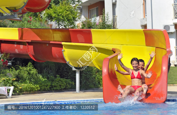 孩子們滑下一個滑水
