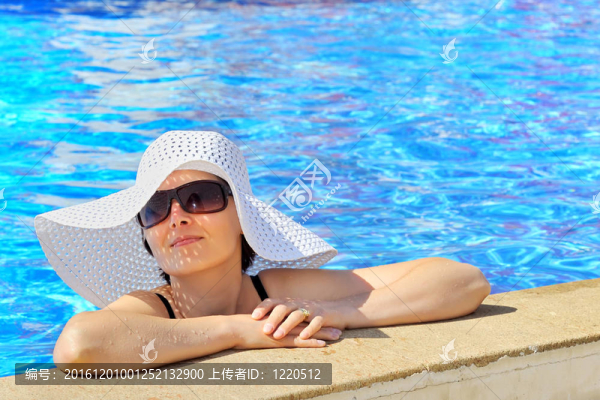 游泳池里的女人