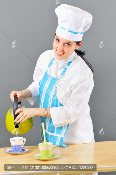 年輕女子打扮成廚師端茶