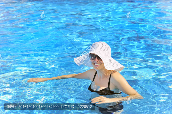 游泳池里的女人