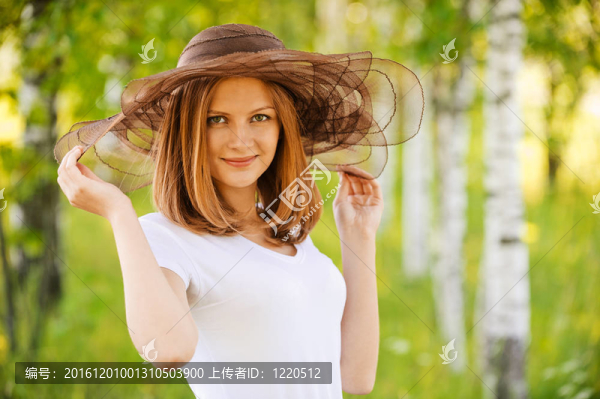 年輕漂亮女人戴帽子的肖像