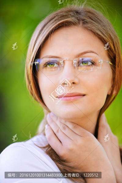 迷人的女人的特寫肖像