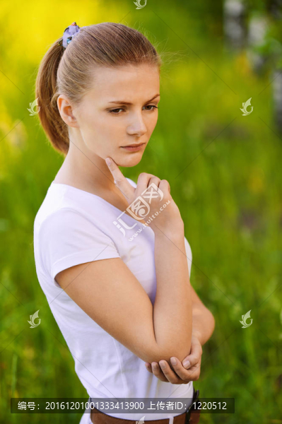 年輕的悲傷憂郁的女人肖像