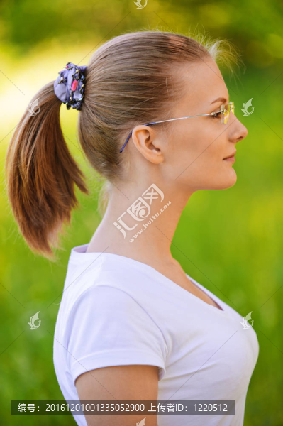 年輕漂亮女人戴護(hù)目鏡的肖像