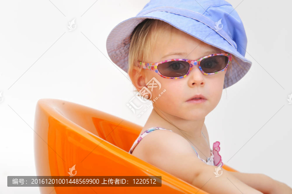 帶太陽眼鏡的小女孩