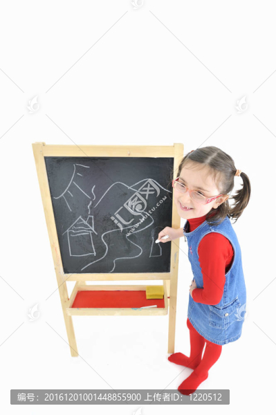 小女孩和黑板