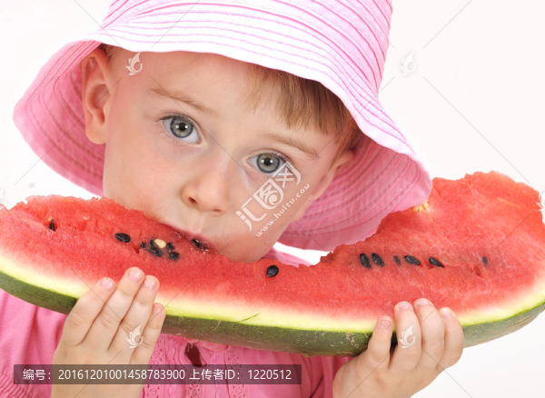 女孩吃西瓜