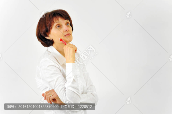 西裝；女性；思考