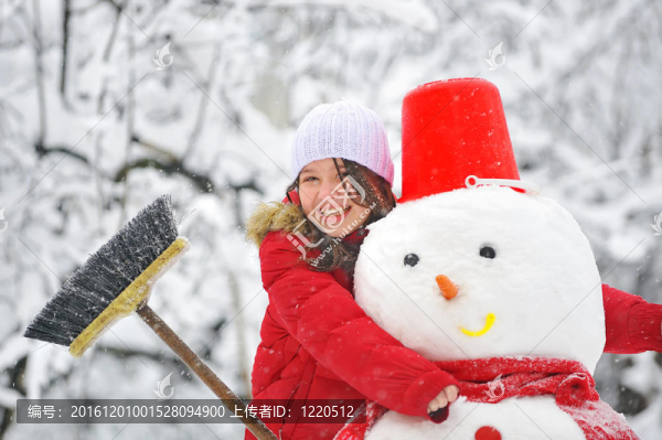 雪人和小女孩