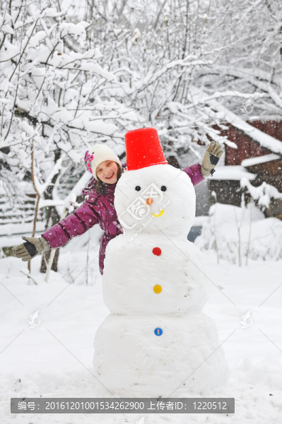 雪人和小女孩