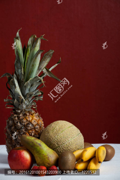 桌上的菠蘿和其他水果