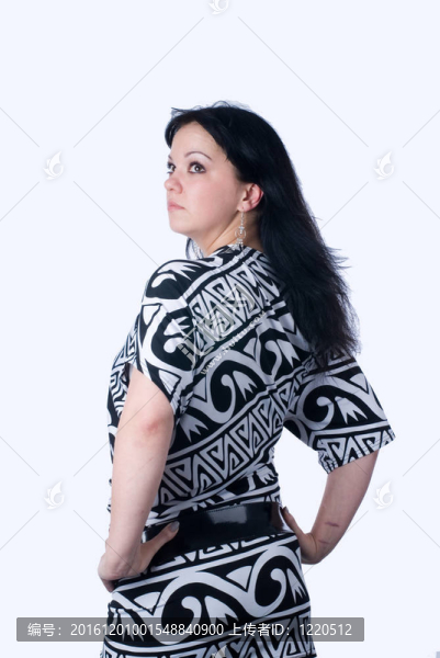 年輕的黑發(fā)女人