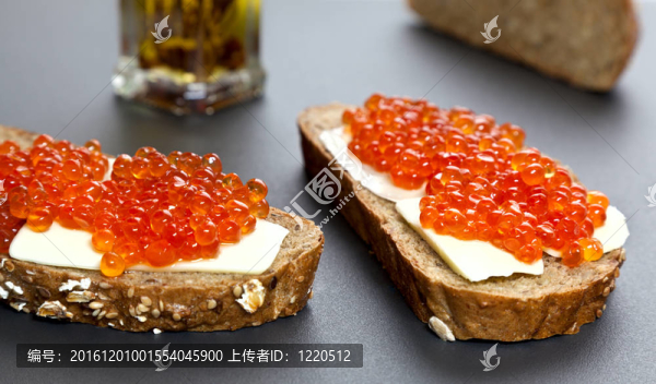 與紅魚子醬三明治