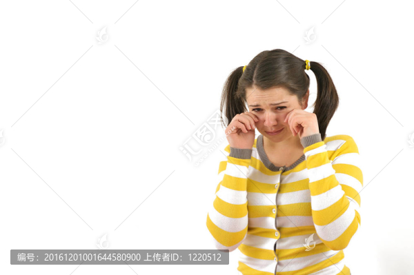 年輕的女孩哭了