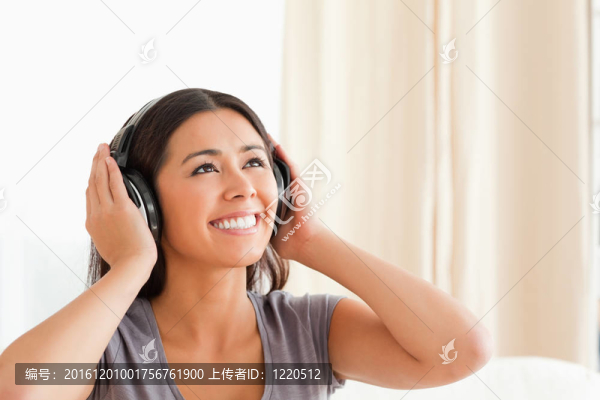 迷人的女人帶著耳機