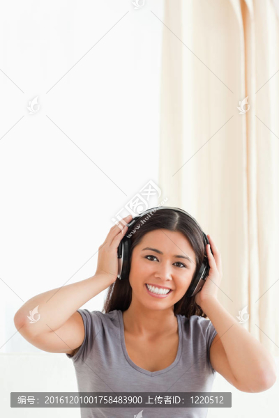 可愛的女人戴著耳機看著相機