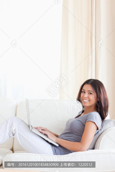可愛的女人微笑著相機坐在數(shù)據(jù)