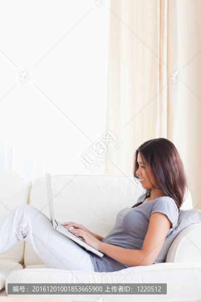 坐在沙發(fā)上的深色頭發(fā)的女人