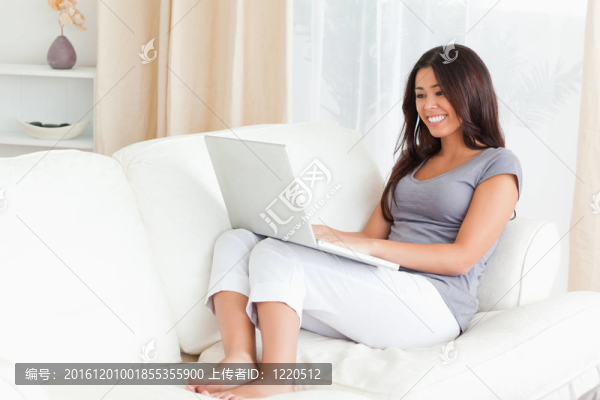 沙發(fā)上的迷人的女士