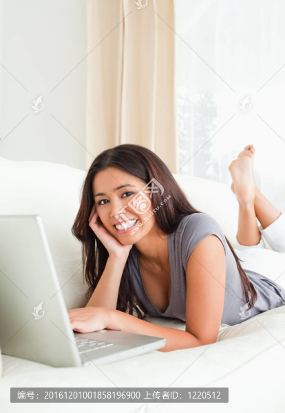 躺在沙發(fā)上看著的女人