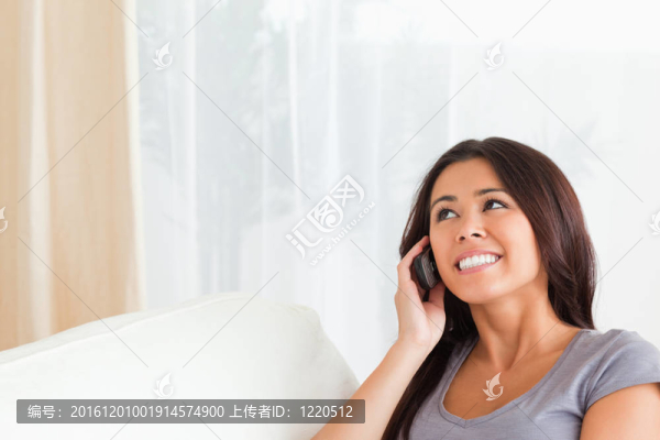可愛的女人用手機看天花板