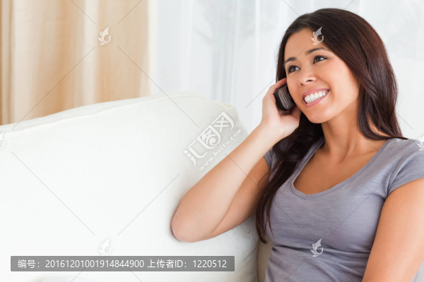 打電話的女人在沙發(fā)上