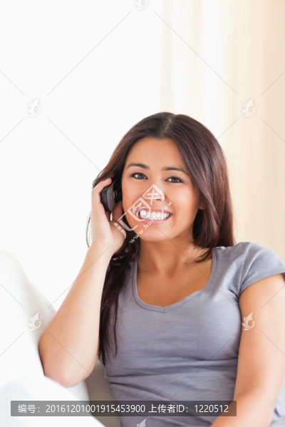 黑頭發(fā)的女人打電話找相機