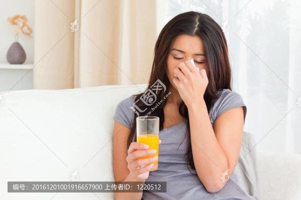 悲傷的女人用橙汁