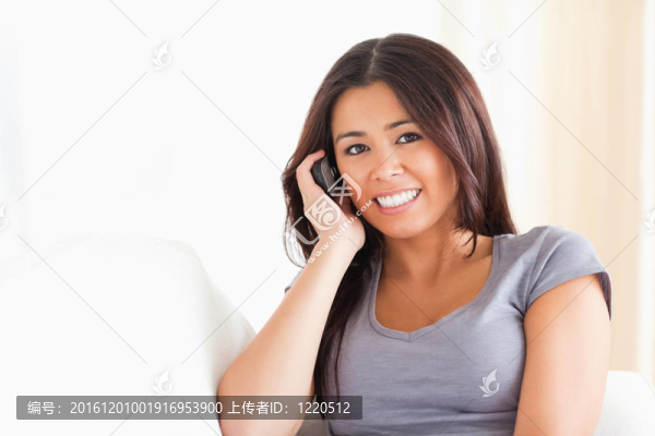 黑發(fā)女人打電話找相機