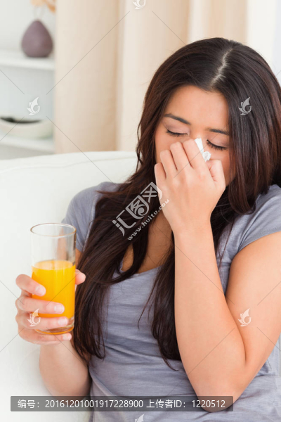 沙發(fā)上有橘子汁的傷心女人
