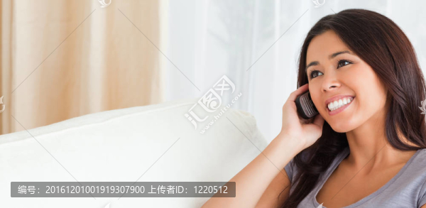 靠近一個(gè)打電話的女人在沙發(fā)上