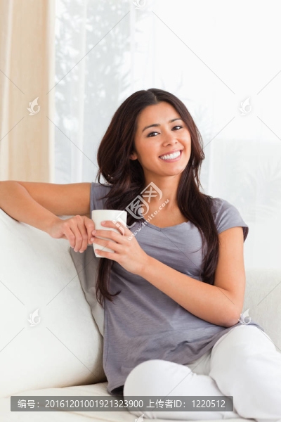 crossleged坐的女人微笑著走進(jìn)鏡頭杯
