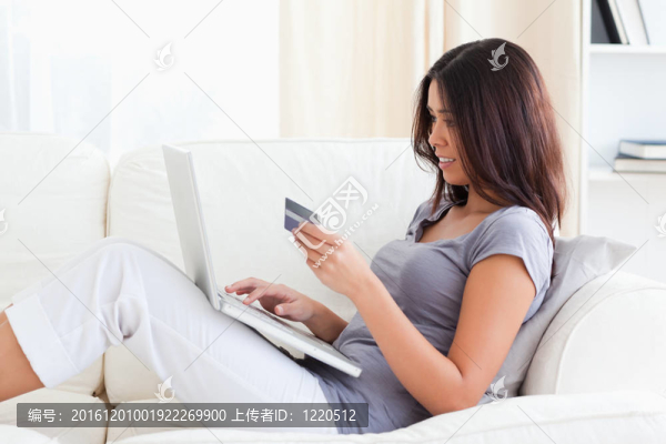 迷人的女子拿著信用卡