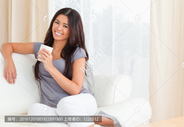 帶著杯子的女人看著相機(jī)