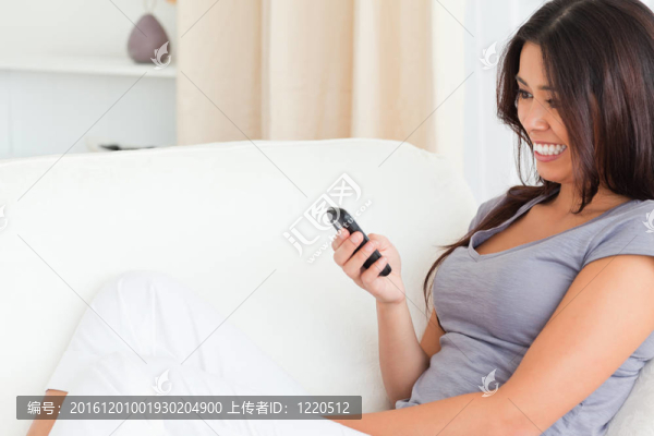 可愛的女人在看手機(jī)