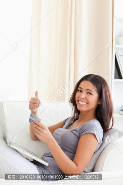 一個微笑的女人豎起大拇指