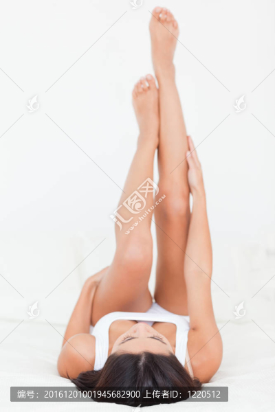 躺在床上的女人抬起腿