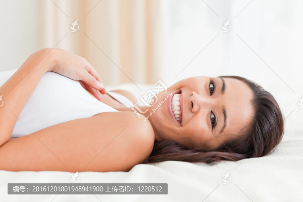 一個(gè)迷人的女人躺在床上