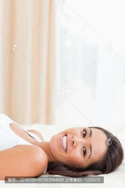 一個可愛的女人躺在臥室的床上