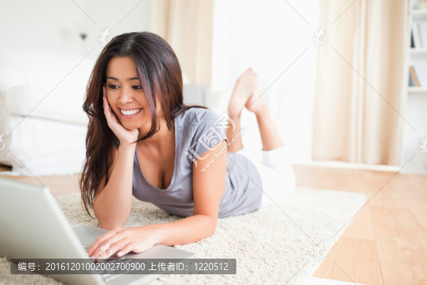 微笑的女人躺在地毯上