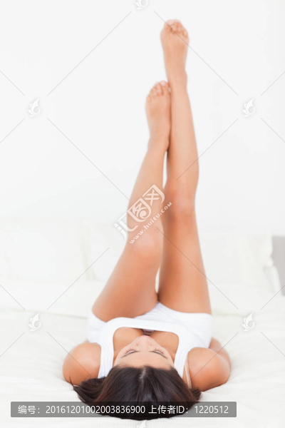 漂亮的女人腿高高舉起