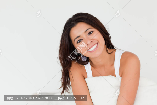 黑發(fā)女子坐在床上